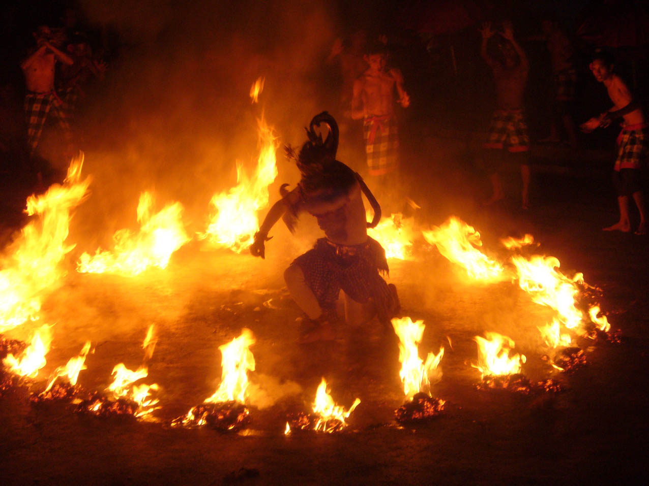 Вокруг плясать. Ритуальные танцы вокруг костра. Индейцы вокруг костра. Шаманы вокруг костра. Ритуалы с огнем.